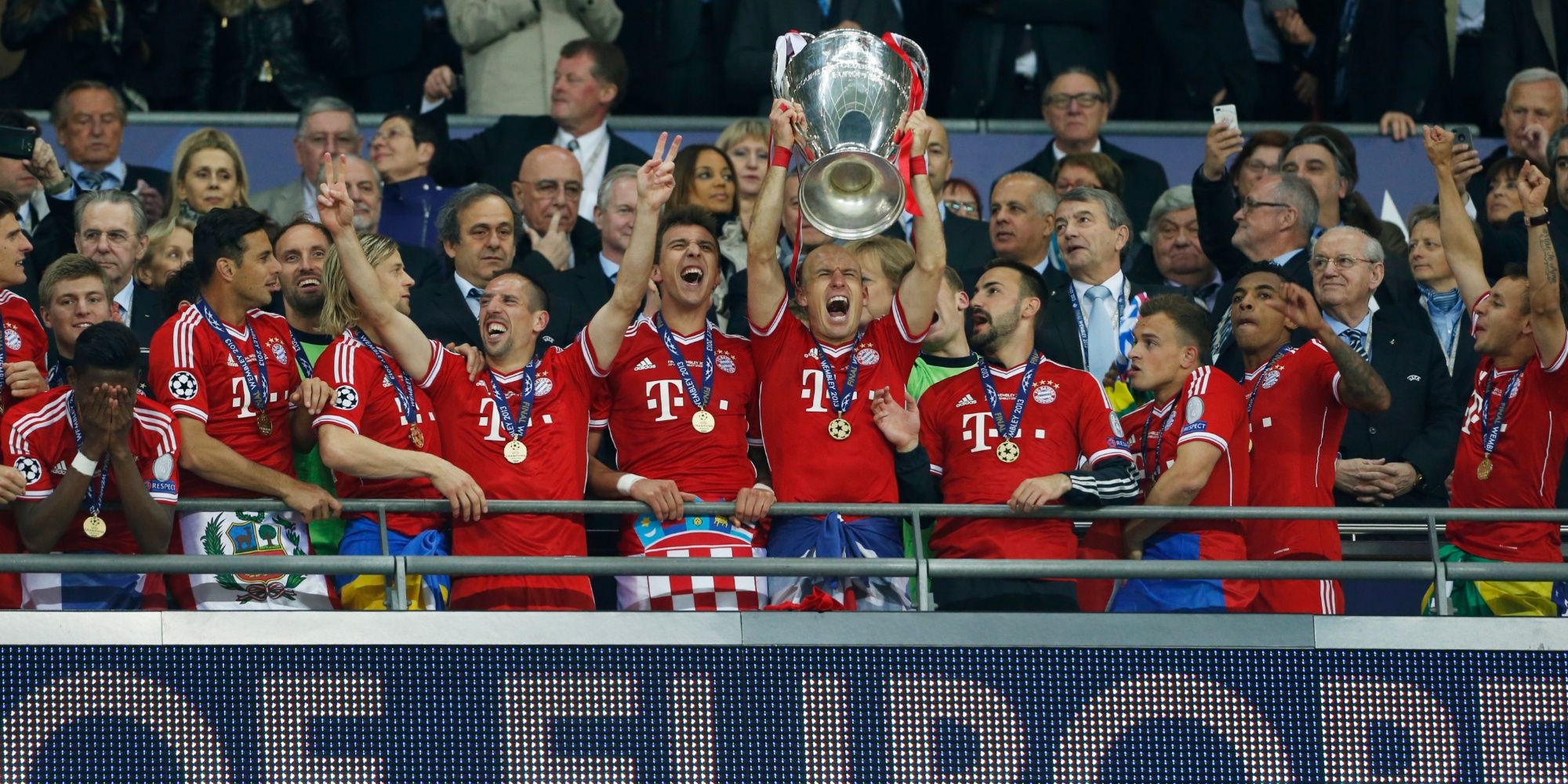 2013 Champions League Final Bayern Lifting Trophy