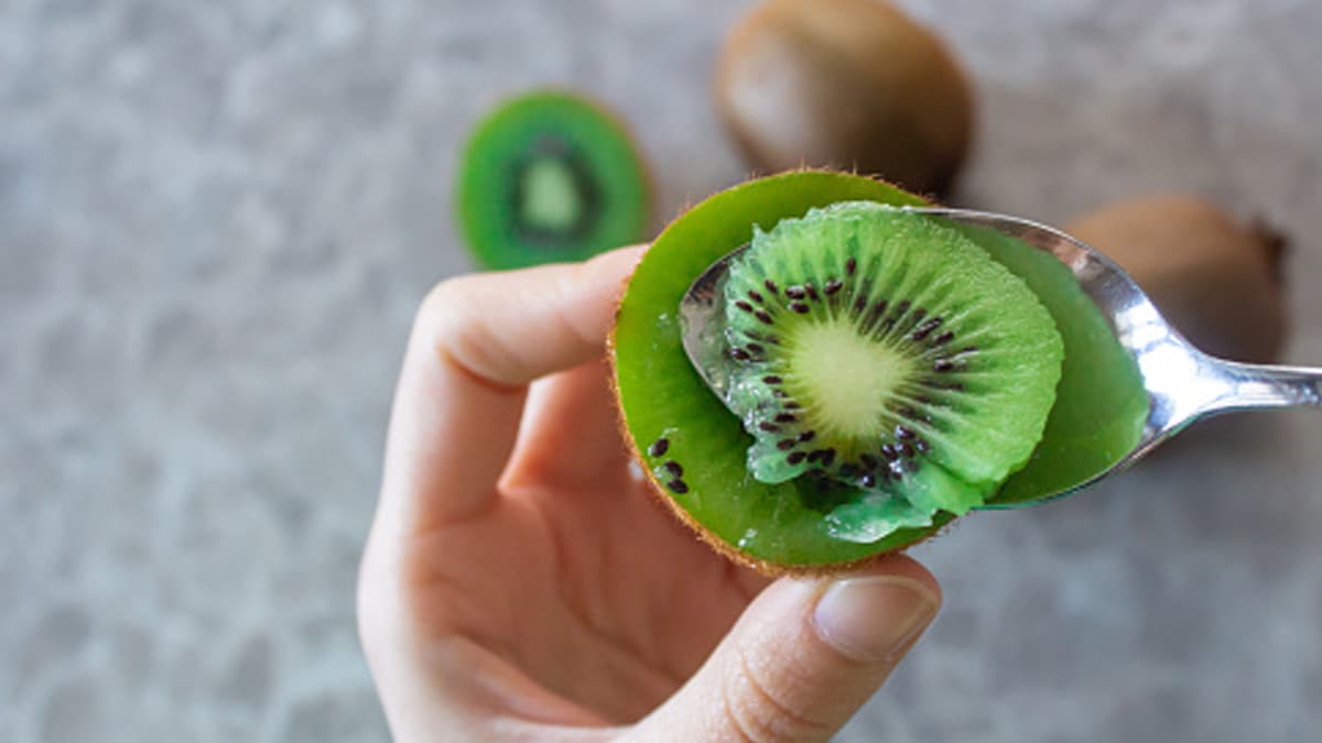 Why You Should Stop Peeling Your Kiwi – Heres What Doctor Says