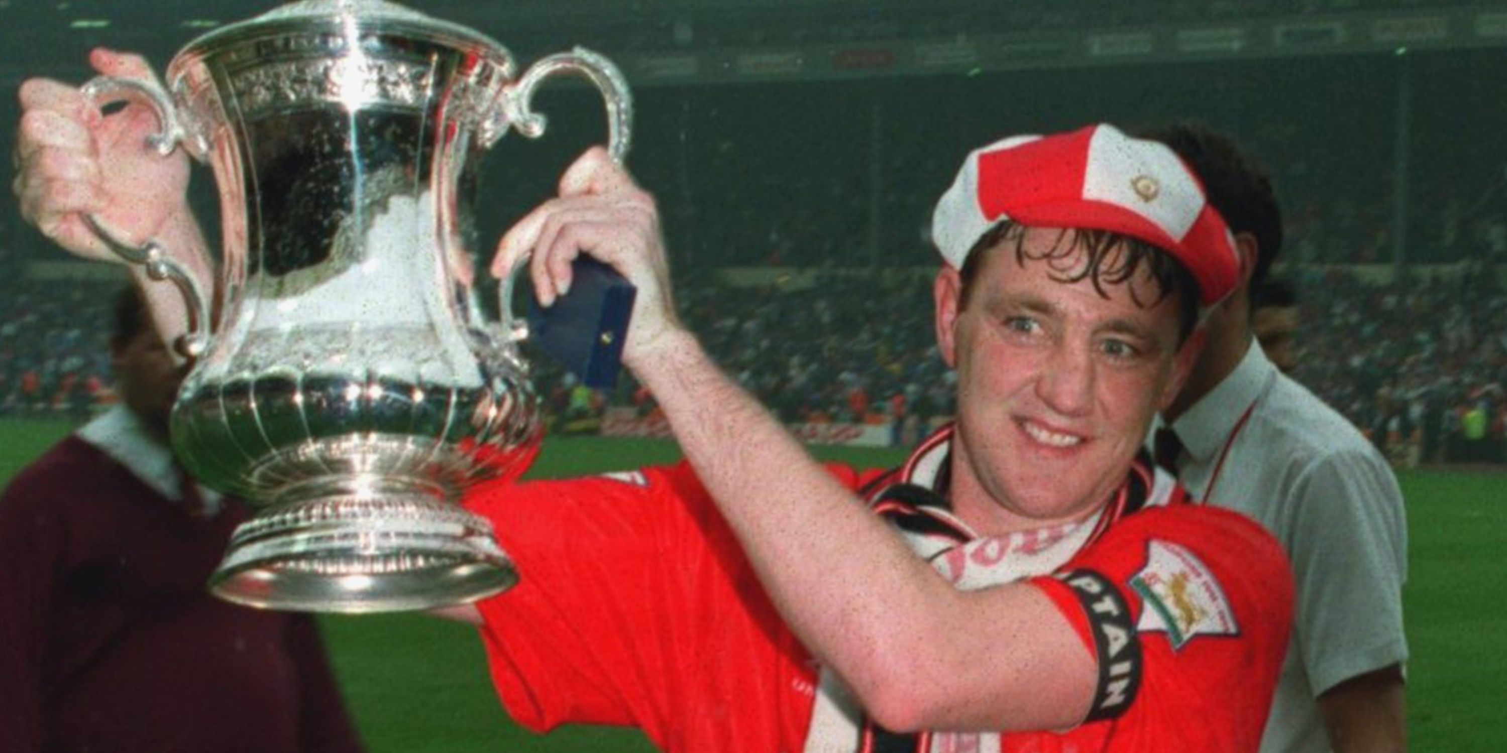 MANCHESTER UNITED CAPTAIN STEVE BRUCE WITH THE FA CUP