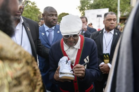 Spike Lee signs sneaker 