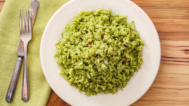 Chutney pulao tastes amazing with raita and papad.