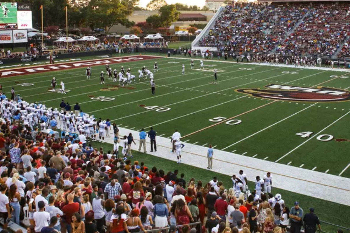 College Football’s Response to Heated Sideline Altercation Involving Coach and Player Triggers Fan Outrage